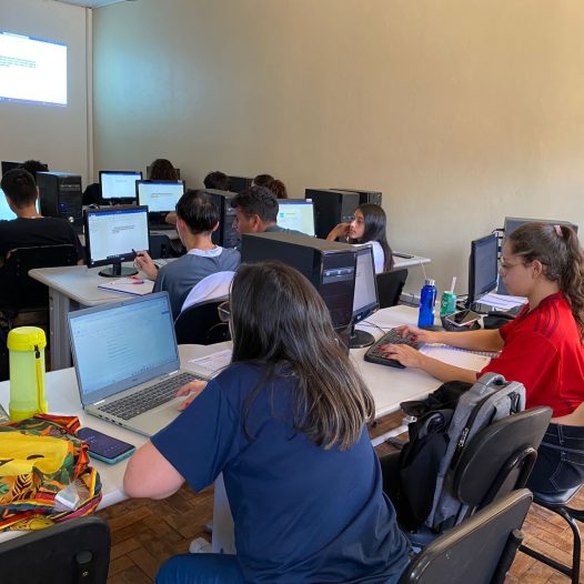 Curso de Ciência da Computação da Unicruz promove oficinas de informática para jovens do Projeto Pescar