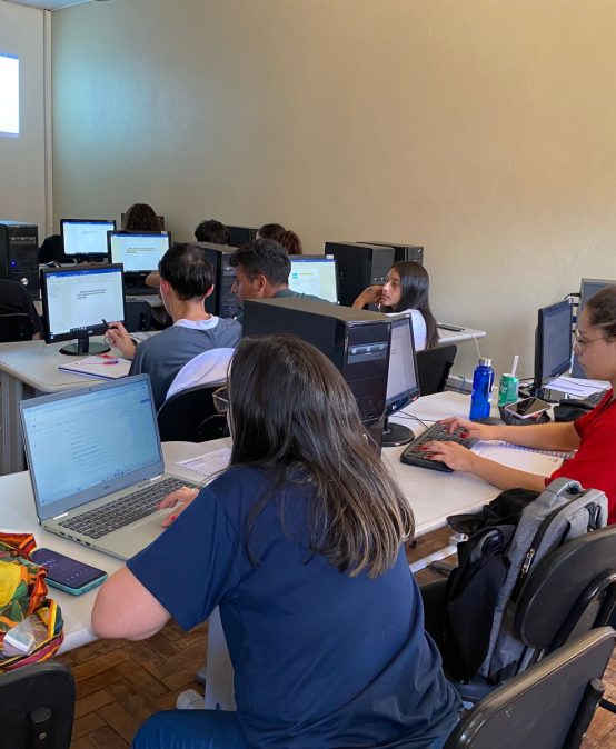Curso de Ciência da Computação da Unicruz promove oficinas de informática para jovens do Projeto Pescar