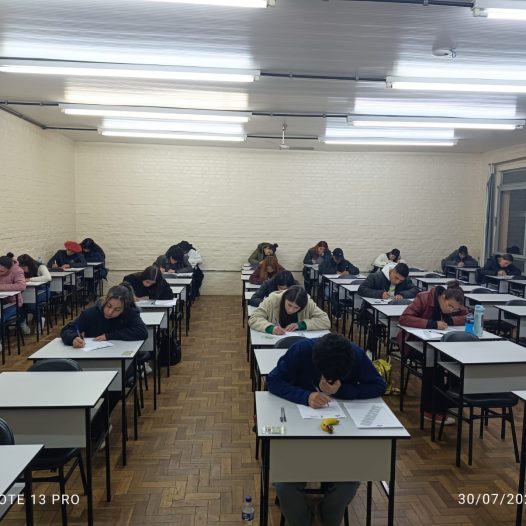 Jovens enfrentam o frio e realizam prova do Programa Jovens Brilhantes 2025