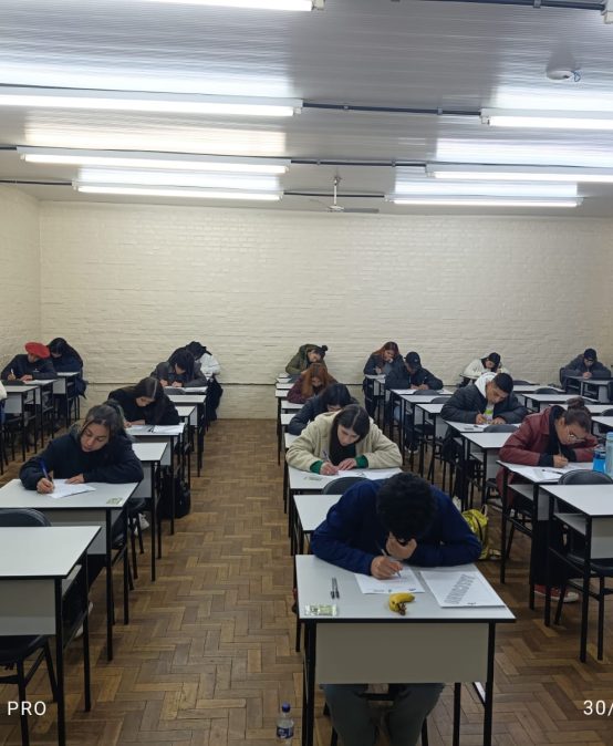 Jovens enfrentam o frio e realizam prova do Programa Jovens Brilhantes 2025