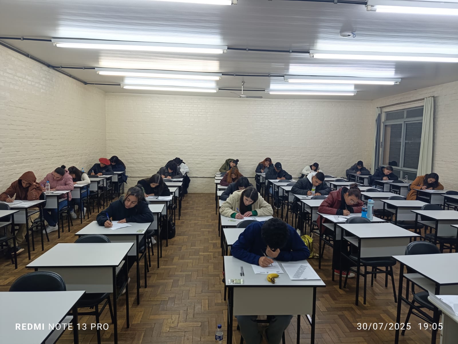 Jovens enfrentam o frio e realizam prova do Programa Jovens Brilhantes 2025
