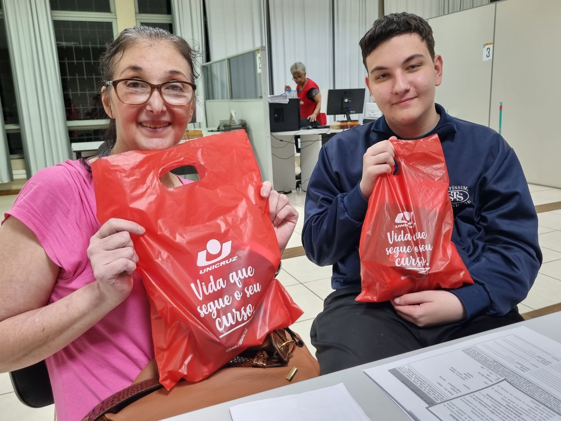 MÃE E FILHO SÃO OS PRIMEIROS MATRICULADOS