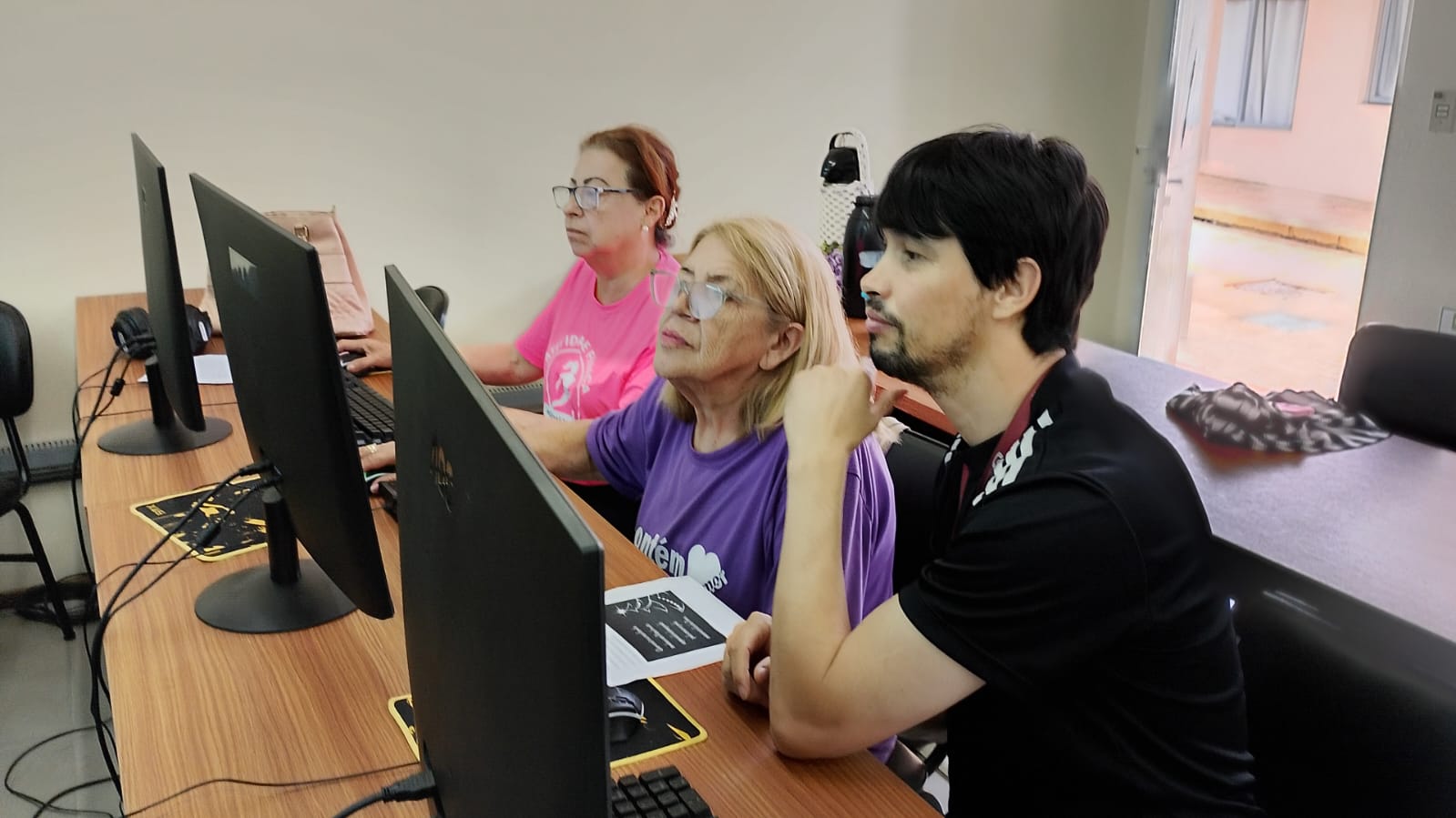 IDOSOS RECEBEM CERTIFICAÇÃO DE INCLUSÃO DIGITAL IDOSOS RECEBEM CERTIFICAÇÃO DE INCLUSÃO DIGITAL