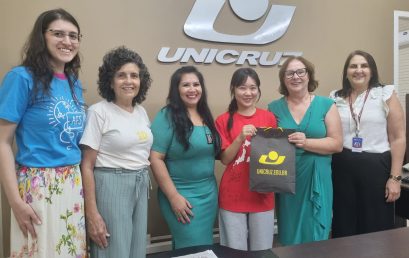 ADOLESCENTE JAPONESA DIVULGA PROGRAMA DE INTERCÂMBIO NA UNICRUZ
