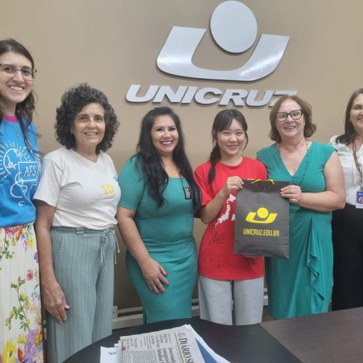 ADOLESCENTE JAPONESA DIVULGA PROGRAMA DE INTERCÂMBIO NA UNICRUZ