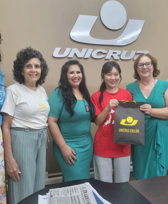 ADOLESCENTE JAPONESA DIVULGA PROGRAMA DE INTERCÂMBIO NA UNICRUZ
