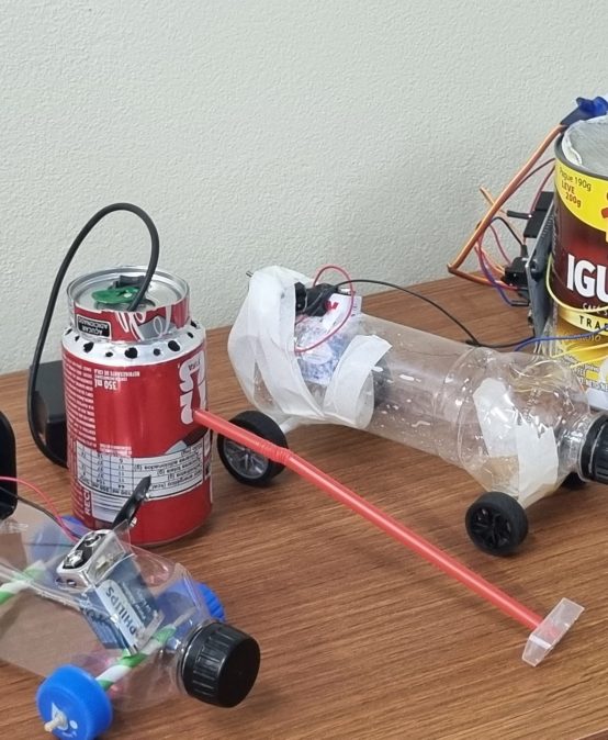 ALUNOS FAZEM PROTÓTIPOS DE ROBÔS