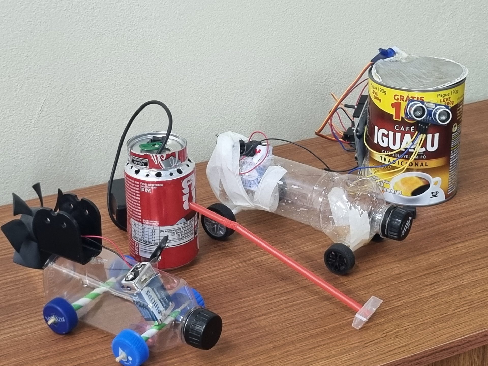 ALUNOS FAZEM PROTÓTIPOS DE ROBÔS