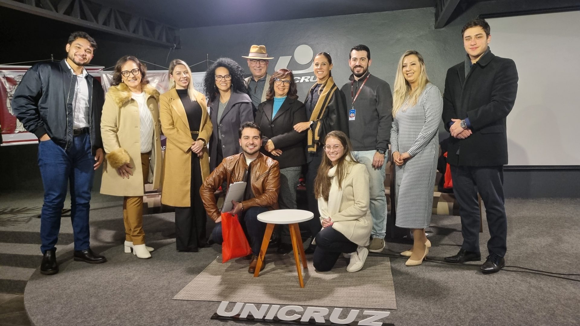 A JUDICIALIZAÇÃO DE MEDICAMENTOS EM DEBATE A JUDICIALIZAÇÃO DE MEDICAMENTOS EM DEBATE