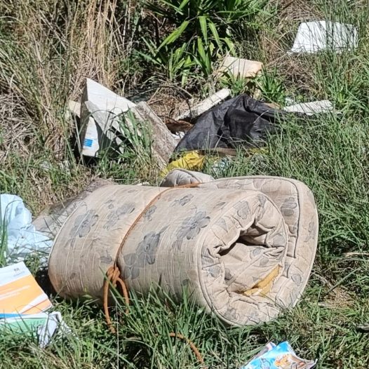 LIXO URBANO E ENTULHOS VOLTAM A SER DESCARTADOS NA ESTRADA DO CAMPUS