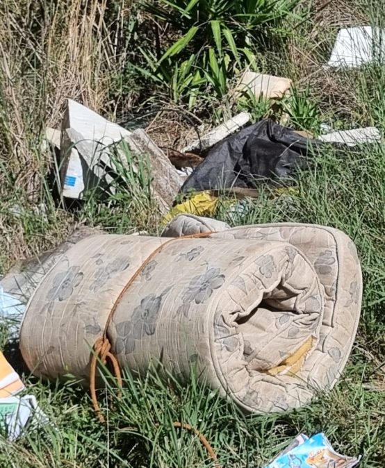 LIXO URBANO E ENTULHOS VOLTAM A SER DESCARTADOS NA ESTRADA DO CAMPUS