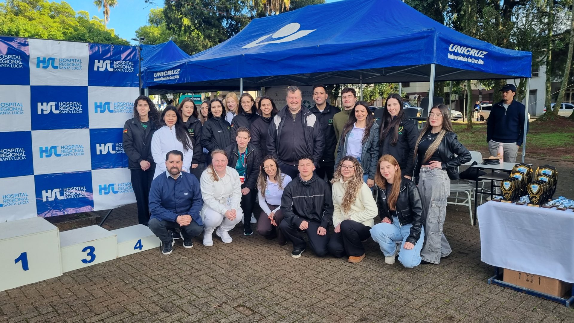 ACADÊMICOS DÃO SUPORTE EM CORRIDA DE RUA ACADÊMICOS DÃO SUPORTE EM CORRIDA DE RUA