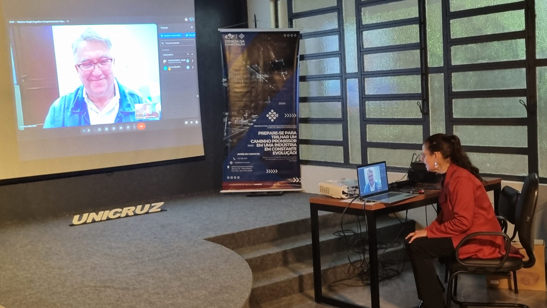 PALESTRA: PSICÓLOGO ORIENTOU ACADÊMICOS PARA O ENADE